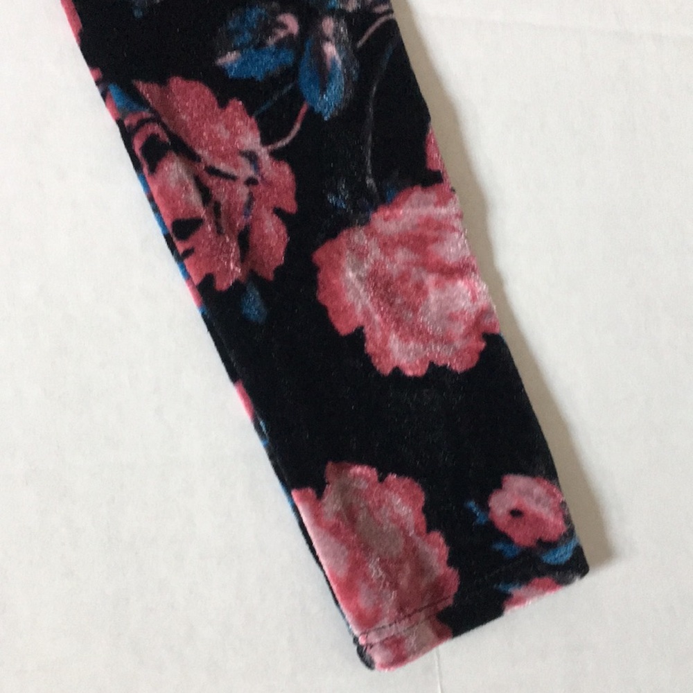 UO Kimchi Blue Velvet Velour Floral Crop Top black - Picture 5 of 10